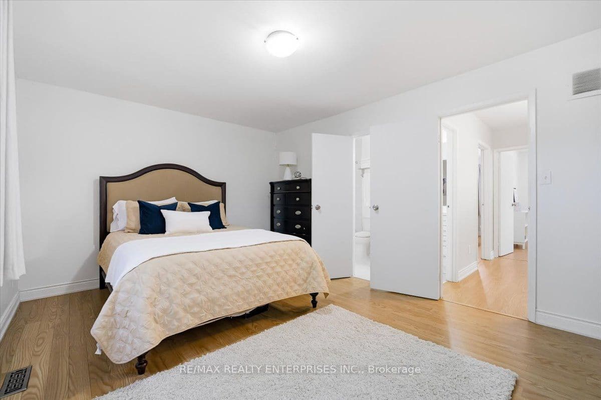 2- 6855 Glen Erin Drive — 3 bed 2 bath Condo Townhouse for sale in Meadowvale, Mississauga